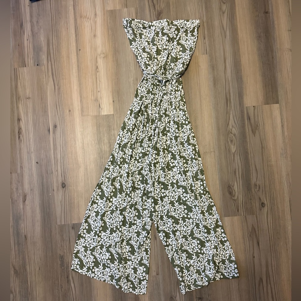 Simplee floral jumpsuit medium